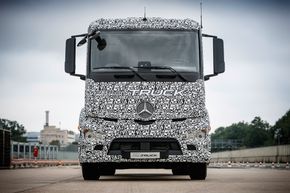 Daimler har vist frem en prototype, basert på en eksisterende treakslers modell. <i>Foto: Daimler AG - Global Communications Commercial Vehicles</i>