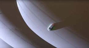 Roboten SPIDER skanner overflaten for små hull hvor helium kan lekke ut. <i>Foto: Lockheed Martin</i>