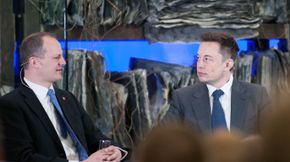 Samferdselsminister Ketil Solvik-Olsen i samtale med Tesla-gründer Elon Musk under regjeringens konferanse om fremtidens transportløsninger i april i år. <i>Foto: Marius Valle</i>