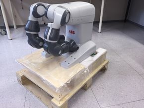 Norautron i Horten er første norske bedrift som har kjørt ABB-roboten YuMi.De har bare så vidt rukket å pakke den ut. <i>Foto: Norautron</i>