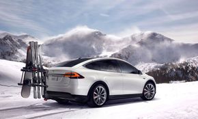 Tesla Model X har mulighet for tilhengerfeste, som åpner for mulighet for stativ bak bilen. En del andre elbiler, som Nissan Leaf, har også mulighet for slike stativ, men ikke tilkobling av tilhenger. <i>Foto: Tesla Motors</i>
