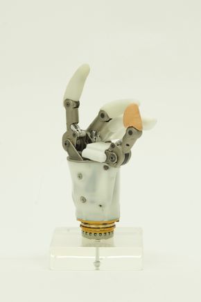 Protesen til Hy5Pro lages ved bruk av 3D-printing i plast, titan og rustfritt stål. Den er bygget opp av få deler, som gjør den robust. . <i>Foto: Kim Wilkens</i>