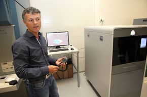 3D-satsing: Daglig leder Bjørn Foss i Jatronic bruker den nye 3D-maskinen til å utvikle ny design på radiokommunikasjon offshore, der Jatronic har sitt hovedmarked. <i>Foto: Tormod Haugstad</i>