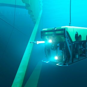 Inspeksjon: Anlegget vil ha egen ROV tilgjengelig for undervanns­inspeksjon. I overkant av bildet ses luseskjørtene av stål, som skal gå 10 meter ned i havet. <i>Foto: Nordlaks</i>