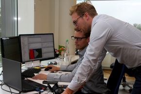 Magnus Eikens (stående) og Stian Magnusson diskuterer detaljer. <i>Foto: Tore Stensvold</i>