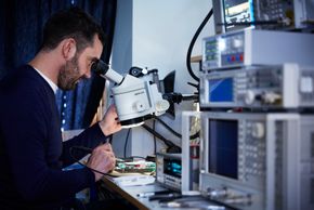 Radioekspert: Sivilingeniør Lars-Tore Skiftesvik jobber med mikrobølgeteknologien selskapet bruker i kretsene sine. <i>Foto: Øystein Klakegg</i>