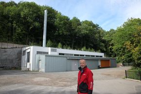 Daglig leder Roy Frivoll i Nydalen Energi håper myndighetene vil snu og tillate energiutveksling med Akerselva fra den nye energisentralen (i bakgrunnen) også på de varmeste dagene om sommeren. <i>Foto: Øyvind Lie</i>