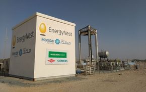 Pilot: Energynest bygget sitt første pilotanlegg ved Masdar Institutes solforskningsanlegg i Abu Dhabi, i tilknytning til et anlegg for konsentrert solkraft. <i>Foto: Energynest</i>