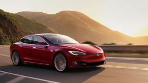 Tesla selger allerede elbiler med lang rekkevidde. De er også langt fremme på tilgjengelig autonomi. <i>Foto: Tesla</i>