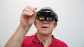 Vår reporter Odd Richard Valmot med HoloLens. <i>Foto:  Eirik H. Urke</i>