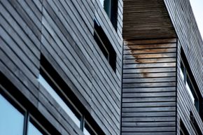 Store deler av fasaden på Jåttå har tydelige skader. <i>Foto: Carina Johansen</i>
