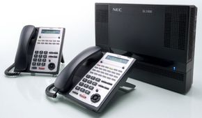Gammeldagse PABX-sentraler krever eksternt vedlikehold og dyre reservedeler. En ny telefon kan koste så mye som 10 000 kroner. <i>Foto: Produsent</i>