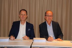 Her signeres avtalen mellom Lyse og Tieto. Leder for Tieto Norge, Christian Schøyen, til venstre og konsernsjef Eimund Nygaard i Lyse til høyre. <i>Foto: Tieto</i>