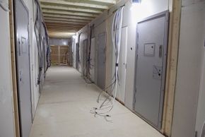 Fengselscellene kommer så godt som klare til bruk med både ferdigmalte vegger, ferdig gulv, stikkontakter og toalett. <i>Foto: Mari Gisvold</i>