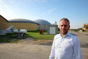 Daglige leder Ove Petersen i GP Joule selger elektrolysører for at overskuddsvindkraften i Nord-Tyskland skal kunne lagres og ikke gå til spille. <i>Foto: Øyvind Lie</i>
