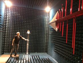 Cand. real Karl-Martin Gjertsen tester antenneegenskapene i sensorene i antennehallen ved NTNU i Trondheim. <i>Foto: Disruptive Technologies</i>