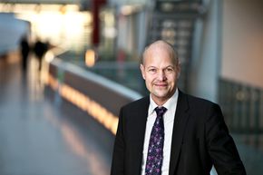 Kenneth Verlage, IT-sjef i Postnord, skal prøve roboten neste år. <i>Foto: Henry Lundholm</i>