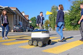Starship-roboten prøves ut flere steder i Europa, blant annet her i Bern i samarbeid med Swiss post. © Béatrice Devènes. <i>Foto: Beatrice Devenes</i>