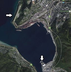 Flyplassen er merket med pilen øverst og plassering av LNG-terminal ved pilen nederst. Dersom det bygges LNG-anlegg eller annen industri med behov for gass, vil det legges en rørledning på havbunnen. <i>Foto: Google</i>