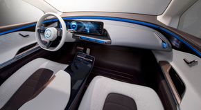 Trykkskjermer erstatter stort sett alle knappe og brytere i bilen. <i>Foto: Daimler AG - Global Communicatio</i>
