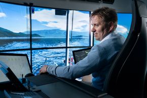 Jann Peter Strand, produktsjef for automasjon og kontroll i Rolls-Royce i simulatoren i Ålesund. <i>Foto: Tony Hall/Rolls-Royce</i>