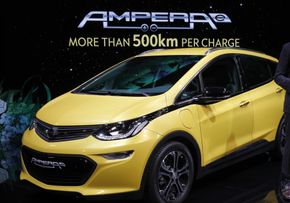 Opel Ampera-e ble vist frem under bilmessen som foregår i Paris. <i>Foto: Christophe Ena/NTB Scanpix</i>