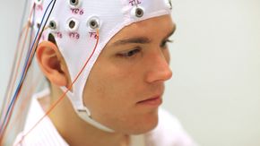 EEG er undersøkelser som registrerer elektriske impulser som oppstår i hjernebarken. <i>Bilde: EEG Holberg</i>