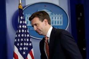 Obamas talsmann Josh Earnest sier at USAs president nå vurderer et egnet «svar» på russisk hacking. <i>Bilde: Yuri Gripas, Reuters</i>