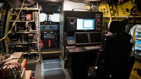 Den nye operatørkonsollen i kabinen på det tredje norske AW101. <i>Foto: Eirik Helland Urke</i>