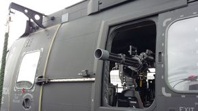 De italienske csar-helikoptrene risikerer å lande i ugjestmilde omgivelser og har derfor tre slike miniguns. <i>Foto:  Leonardo</i>