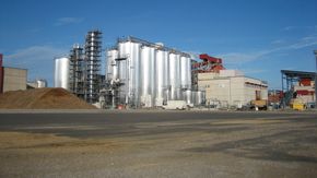 Den finske fabrikken: St1s har etablert en anlegg i Finland som kan produsere 10 millioner liter etanol i Norge. Den fabrikken de planlegger på Follum blir fem ganger større. <i>Foto: St1</i>