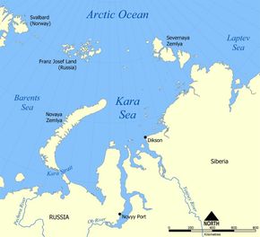 Frans Josef land ligger rett nordøst for Svalbard. Isfjell fra breene her kan nå fram til norske rigger i Barentshavet. Rosneft har øvd seg på å taue bort isfjell i Karahavet. <i>Foto: Wiki Commons</i>