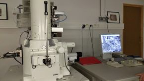 Studentene fikk bruke et elektronmikroskop på Haukeland universitetssykehus for å undersøke fibrene som oppstod på elektrodene. <i>Foto: Bergen Carbon Solutions</i>