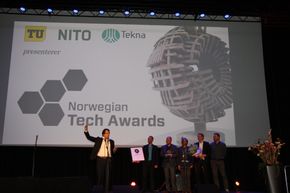 Adm. dir.Erik Fossum Færevaag (t.v.) i Disruptive Technologies med fem av de ansatte takket for prisen Norwegian Technology Award 2016. <i>Foto: Tore Stensvold</i>