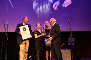 Rolf Skår mottar Årets hederspris 2016v av Jan M. Moberg i Tekjnisk Ukeblad. <i>Foto: Tore Stensvold</i>