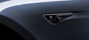 Bakoverseende kamera rett bak framskjermen. <i>Foto: Tesla Motors</i>