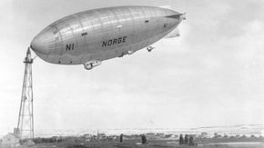 Luftskipet Norge forankret til luftskipsmasta på Vadsøøya i mai 1926. <i>Foto: Digitalt Museum</i>