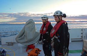 Henrik Ehlers og Aage Hetland synes begge surface effect-båten er å foretrekke fremfor de vanlige båtene som brukes ut til Hywind. <i>Foto: Ina Steen Andersen</i>