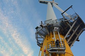 Hywind, verdens første flytende vindmølle, står utenfor Karmøy. Statoil tester i disse dager Wave craft ut til vindturbinen. <i>Foto: Ina Steen Andersen</i>