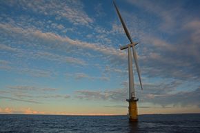 Hywind er verdens første flytende vindturbin, og har stått utenfor Karmøy siden 2009. Her skal den også bli stående fremover. <i>Foto: Ina Steen Andersen</i>