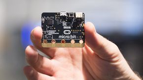 BBC Micro:bit er i ferd med å innta også norske klasserom, i hvert fall noen. Mikrodatamaskinen har norsk prosessor. <i>Foto: Marius Jørgenrud</i>