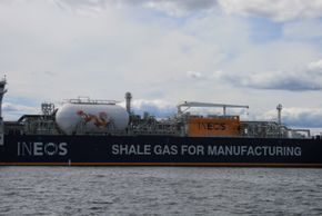 Skifergass fra USA fraktes på LNG-tankskip til Ineos i Bamble. Skipene har Wärtsilä dual fuel-motorer - dvs. at de i hovedsak går på gass. LNG-motorer har 25-35 prosent lavere CO2-utslipp enn dieselmotorer. <i>Foto: Tore Stensvold</i>
