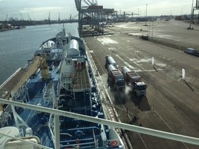 Ternsund fylte LNG i Rotterdam tidligere i år. Tilgangen på naturgass for skip blir bedre og bedre. <i>Foto: Terntank</i>