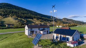 Blikkfang: Det er ikke så mange som har både solcellepanel og flere vindmøller i hagen sin langs fylkesveg 715 i Rissa. <i>Foto: Håvard Zeiner</i>