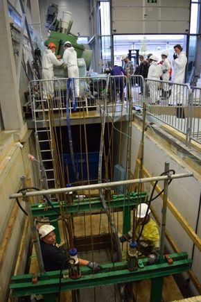 Inne på laboratoriet på skolen har studentene støpt et 20 tonn tungt betongelement. <i>Foto: Universitetet i Stavanger</i>