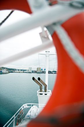 Ut av disse eksosrørene kom det for det meste CO2. Woll i Energigass Norge forteller at skipsmotoren også slipper ut små mengder metan som den ikke klarer å forbrenne. <i>Foto: Mathias Klingenberg</i>