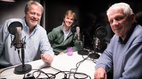 Erik Sauar (midten) er gjest hos Jan Moberg og Odd Richard Valmot i ukens podcast. <i>Foto: Eirik Helland Urke</i>