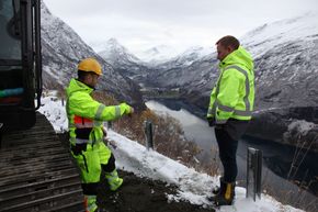 En luftig arbeidsplass. Frank Hole t.v. og Per Ove Nydal. <i>Foto: Kjell Herskedal</i>