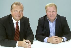 Evry med konsernsjef (fra v.) Björn Ivroth i spissen får fornyet tillit av administrerende direktør Jon Oluf Brodersen og Sparebank 1 Banksamarbeidet DA. <i>Bilde: Pressefoto</i>