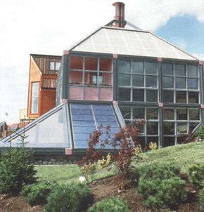 ”Chanelle” – Europas første moderne ny-fornybar-baserte nullenergihus. Solvarme, solstrøm, vind og kakkelovn. 1988. Foto: Arkitekt Harald N. Røstvik. <i>Bilde: Foto</i>